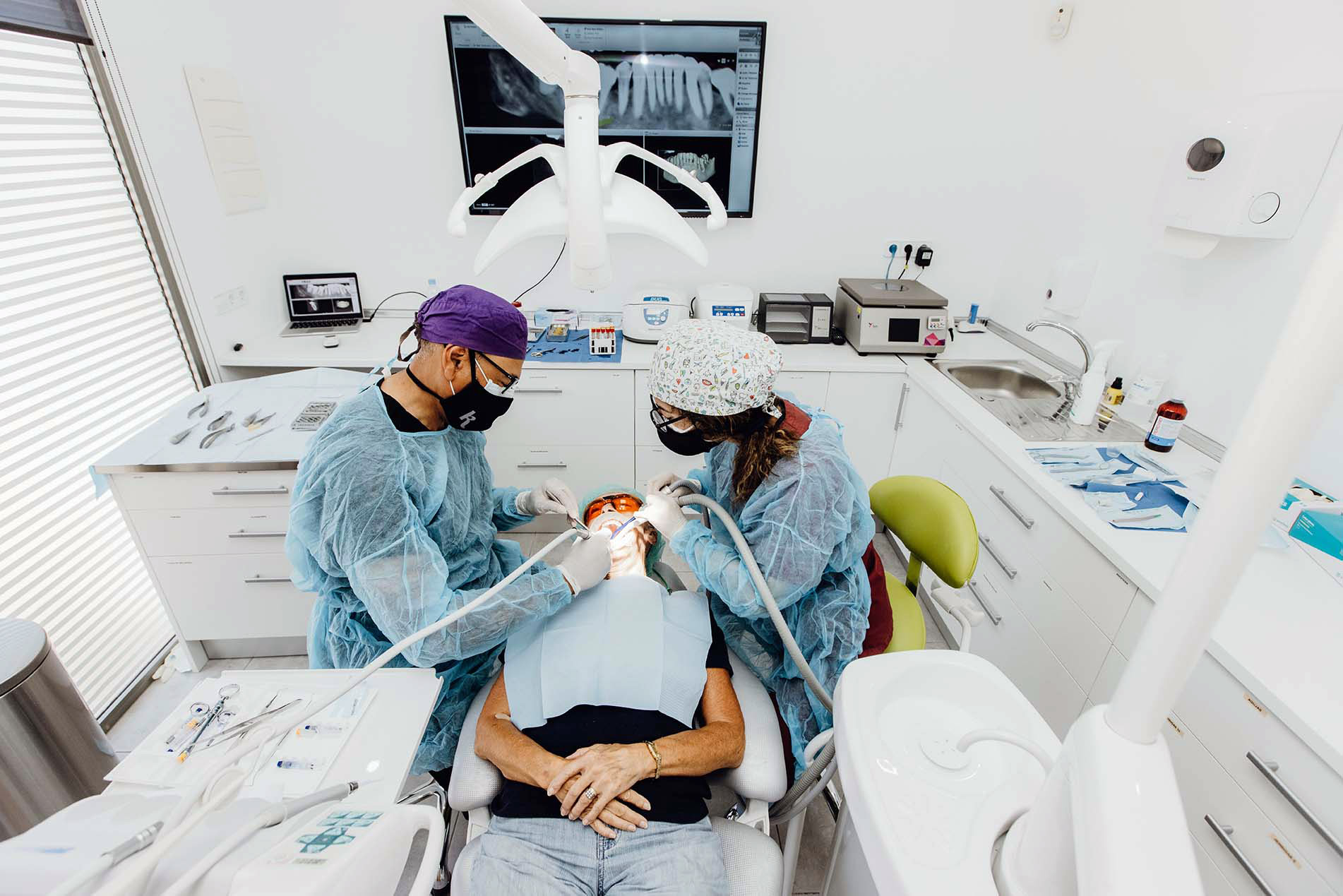 Equipo dental atendiendo paciente